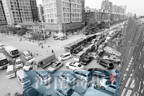 路口四個方向直行、左轉(zhuǎn)交織，車輛相互抵頭，無法正常通行