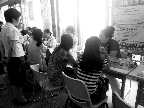 招聘會(huì)，導(dǎo)師團(tuán)正與大學(xué)生面對(duì)面交談。