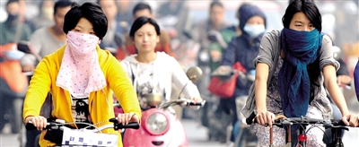 10月8日，鄭州市民遮擋口鼻騎行。 新華社發(fā)