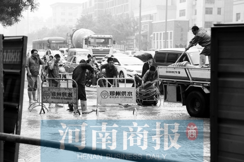 工作人員正在搶修，預(yù)計(jì)今晚能恢復(fù)供水