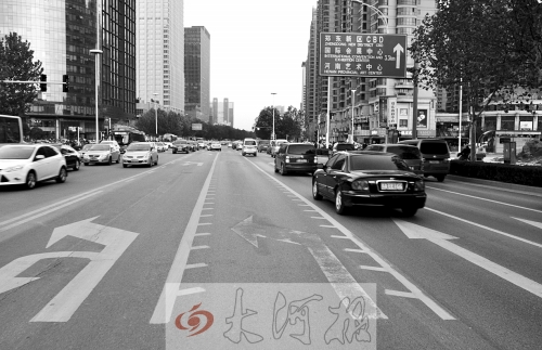 這條畫(huà)有多條短斜線(xiàn)的車(chē)道就是可變車(chē)道，視車(chē)流量大小而定，直行車(chē)輛多時(shí)它是一個(gè)直行車(chē)道，左轉(zhuǎn)車(chē)輛多時(shí)它