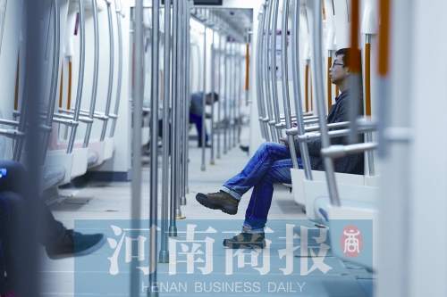 倆小時(shí)不出地鐵站，要按全程收費(fèi) 王春勝/攝