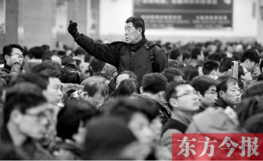 一場雨夾雪讓鄭州火車站的客流又增加了不少。昨天，售票大廳內(nèi)排隊(duì)購票的旅客摩肩接踵