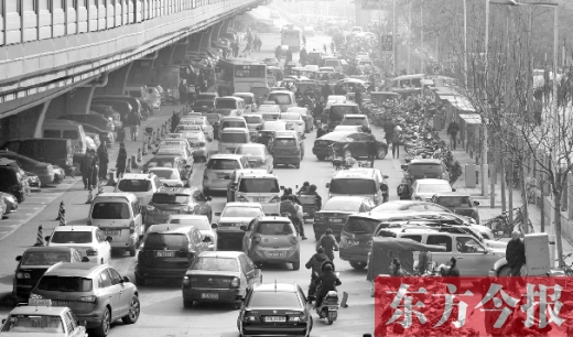 鄭大一附院北門的馬路被非機動車占去一條車道，這里也極易造成交通擁堵