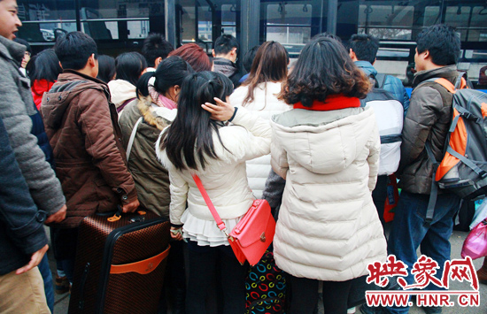 金水路紫荊山公交樞紐站牌處經(jīng)常是人頭攢動。