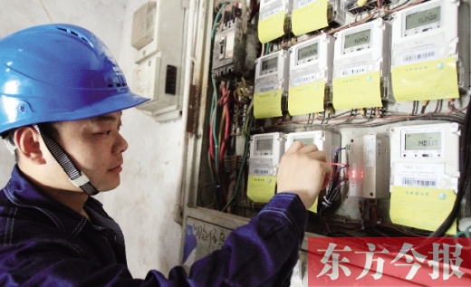 鄭州供電公司的技術(shù)人員正在安裝調(diào)試智能電表和遠(yuǎn)程通訊控制終端 鄭州供電公司的技術(shù)人員正在安裝調(diào)試智能電表和遠(yuǎn)程通訊控制終端