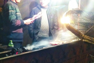 露天燒烤整夜煙熏火燎，路邊居民苦不堪言。