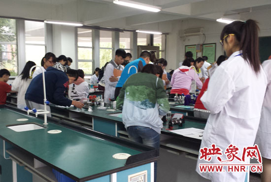 考試采用“一對一”的監(jiān)考方式。