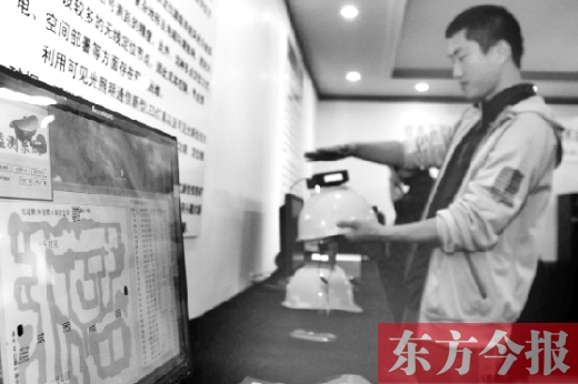 可見光通信技術應用展示會上，參觀者體驗新技術在采礦工具上的應用