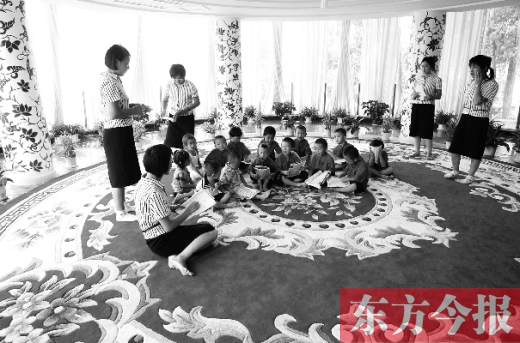 鄭州一幼兒園里的孩子在老師的帶領(lǐng)下讀《論語(yǔ)》。