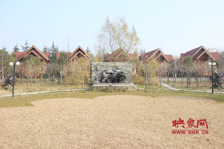 后面就是小別墅，前面是個(gè)廣場(chǎng)