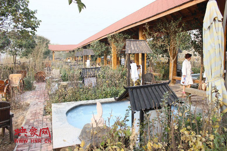 各種小溫泉池，溫度有高有低，每個(gè)池用料不同有各種功效