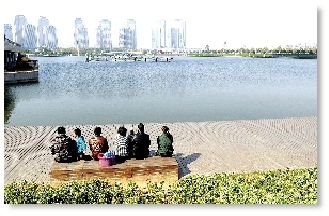 昨天中午，如意湖畔，在這樣的天氣曬太陽是一種享受。 記者 馬健 圖