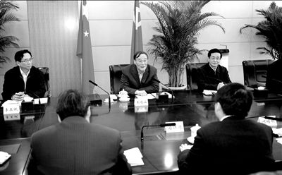 11月30日，中共中央政治局常委、中央紀委書記王岐山在北京主持召開座談會，聽取專家學者對黨風廉政建設和反腐敗工作的意見和建議。新華社發(fā)