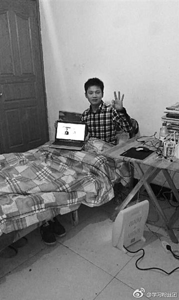 張洪銘在微博上發(fā)了張照片。照片顯示，他居住的屋子主要有一床一桌，寒冬里以電暖器取暖。