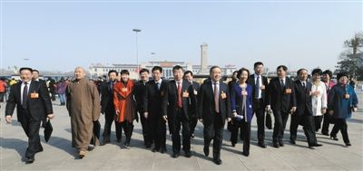 昨日，中國人民政治協(xié)商會(huì)議第十二屆全國委員會(huì)第一次會(huì)議在北京人民大會(huì)堂開幕。這是全國政協(xié)委員走向人民大會(huì)堂。新華社記者 陳樹根 攝
