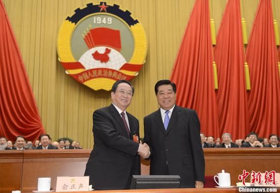 3月11日下午，全國政協(xié)十二屆一次會議在北京人民大會堂舉行第四次全體會議，俞正聲當(dāng)選政協(xié)第十二屆全國委員會主席。圖為政協(xié)第十一屆全國委員會主席賈慶林和俞正聲握手，表示祝賀。中新社發(fā) 廖攀 攝