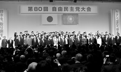 3月17日，日本自民黨黨員在東京出席自民黨年度大會。新華社發(fā)