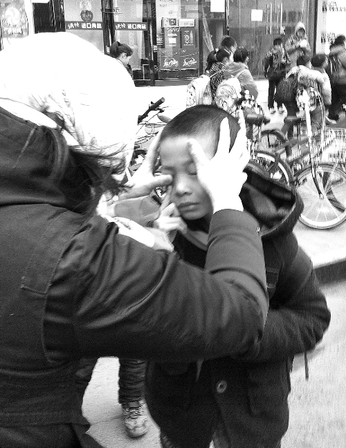 春天風(fēng)沙大，一孩子被風(fēng)沙瞇了眼