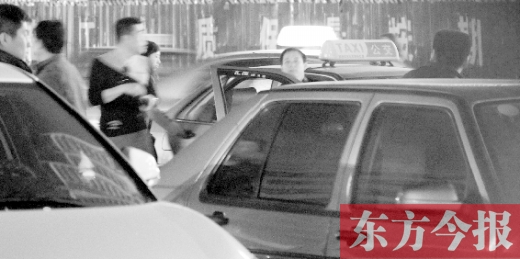 記者夜探鄭州汽車南站 出租車隨意漲價(jià)靠打架搶地盤(pán) 記者夜探鄭州汽車南站 出租車隨意漲價(jià)靠打架搶地盤(pán)