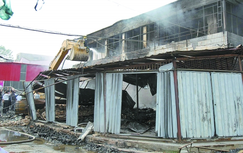 大火燒了近4個小時，中牟縣貿易區(qū)被燒得面目全非。