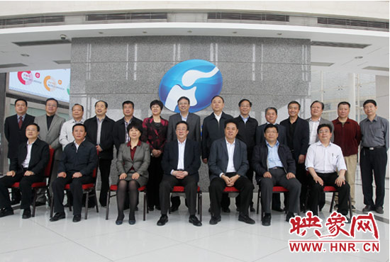 郭庚茂等省領(lǐng)導(dǎo)與省廣電局、河南電視臺(tái)的同志們合影