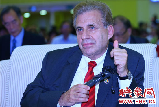 聽(tīng)到關(guān)于鄭州航空港經(jīng)濟(jì)綜合實(shí)驗(yàn)區(qū)的介紹，約翰.卡薩達(dá)博士豎起了大拇指