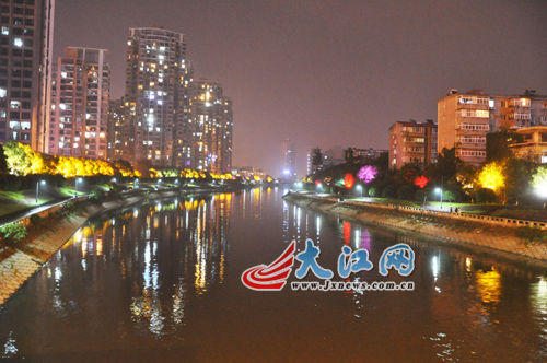 夜幕下的玉帶河，風(fēng)景很好，但是臭氣熏天。