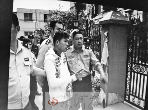 吳強指認現(xiàn)場(翻拍),他是高胖雇用的殺手之一。