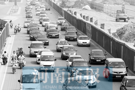 因施工封路，中州大道上的車輛行駛緩慢 王春勝/攝