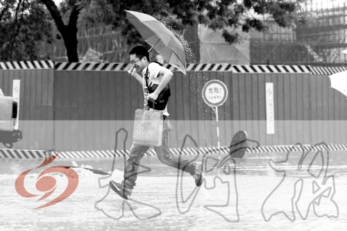 鄭州經(jīng)三路與北環(huán)交叉口處，積水較深，行人們不得不“練輕功”。 記者 白周峰 攝影