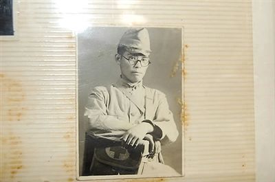 韓國媒體5月23日還公布了日本老兵松本正義當(dāng)年在軍隊(duì)服役的圖片。