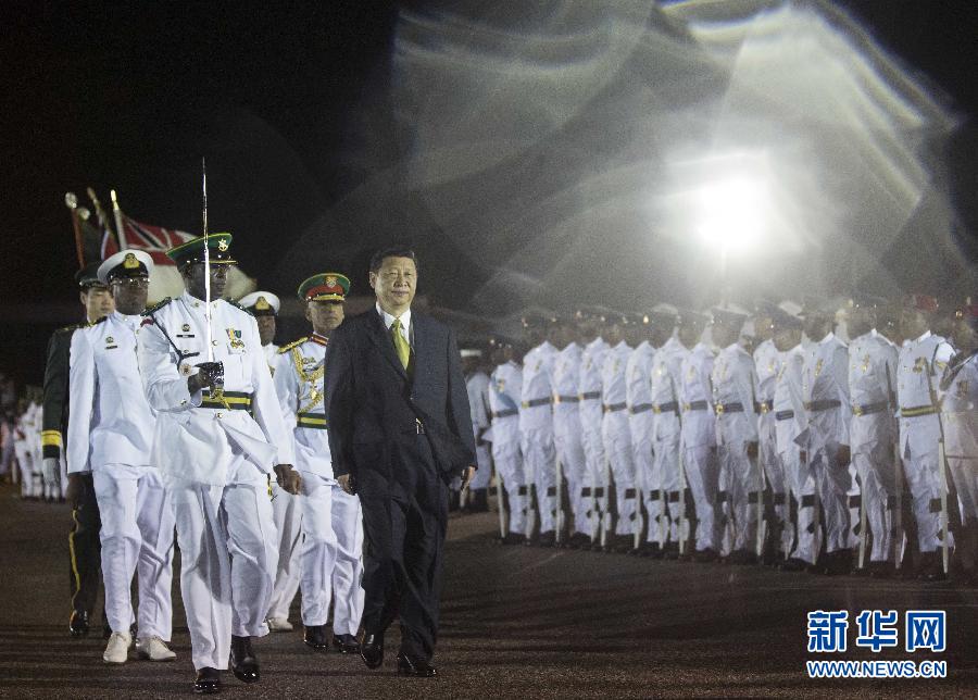 這是習(xí)近平主席檢閱儀仗隊。 蘭紅光 攝