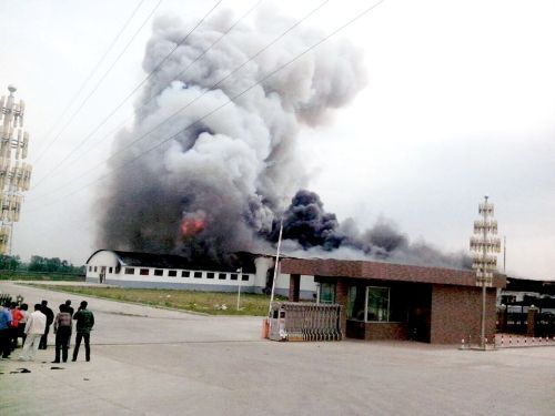 現(xiàn)場(chǎng)濃煙滾滾。