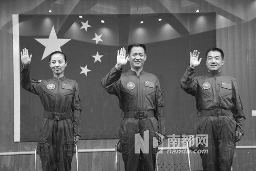 神舟十號(hào)航天員王亞平(左)、聶海勝(中)、張曉光(右)。 新華社發(fā)