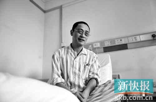 在病床上,趙海濱看起來比原先照片里消瘦了很多,雖然戴著一副近視眼鏡,卻掩飾不住鏡框后面發(fā)黑的眼圈。新快報記者孫毅/攝