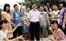 同學們用手臂連成光環(huán)，把班主任老師圍起來，表達對他的敬意和謝意。