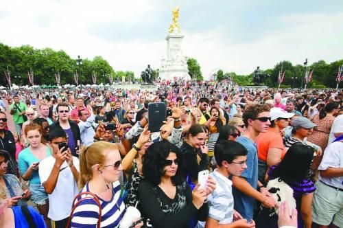 7月23日，在英國(guó)倫敦白金漢宮外，民眾們爭(zhēng)相閱讀“王室寶寶”出生的正式公告。