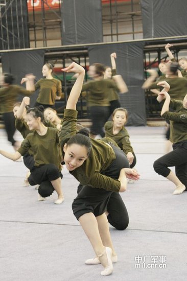 國(guó)防大學(xué)教授:文工團(tuán)被妖魔化 文藝兵有存在必要 國(guó)防大學(xué)教授:文工團(tuán)被妖魔化 文藝兵有存在必要