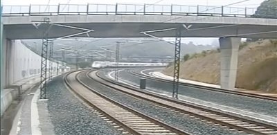 時(shí)速190公里的列車通過(guò)一個(gè)限速80公里的急轉(zhuǎn)彎。