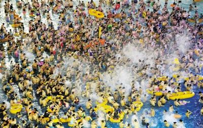 29日，湖北省武漢市，近日江城暑熱難解，人們紛紛前往水上樂園解暑，由于人數(shù)眾多，形成了“下餃子”的壯觀場面。圖/CFP