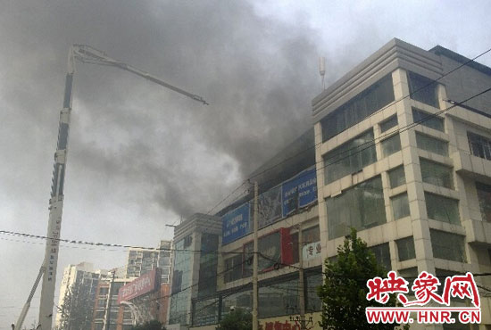 高空滅火消防車(chē)在努力控制火勢(shì)