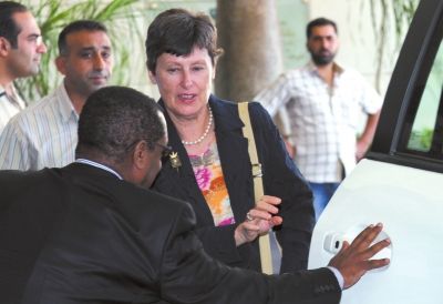 24日，聯(lián)合國副秘書長凱恩（右二）抵大馬士革。新華社發(fā)