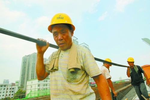 農(nóng)民工工作辛苦，權(quán)益理應(yīng)有保障。