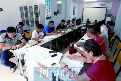 消費者代表和旁聽人員走進社區(qū)，聽取市民關于鄭州地鐵的意見和建議