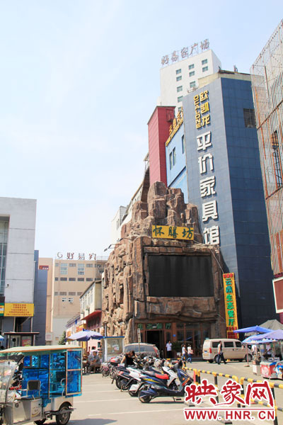 在該酒店一層的入口處，屹立著一座4層樓高的假山，氣勢雄偉。