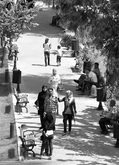 9月5日，敘利亞首都大馬士革，市民在街頭的一處公園內散步。