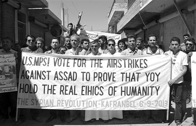 6日，敘利亞西北部的民眾打出橫幅，要求美國對敘動武。