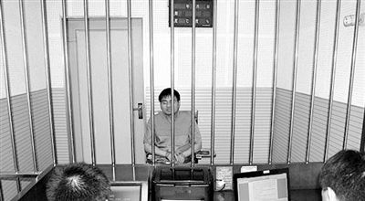 警方審訊犯罪嫌疑人“秦火火”。