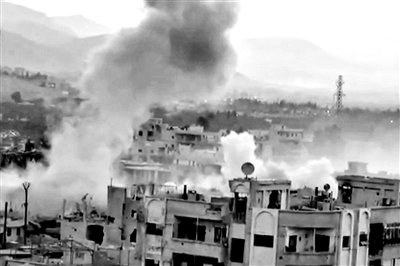 　10日公布的視頻顯示，敘利亞大馬士革地區(qū)，樓房遭重型火炮襲擊，現(xiàn)場濃煙滾滾。